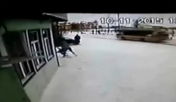 Phẫn nộ bà mẹ đá, quăng con ra giữa đường tuyết lạnh