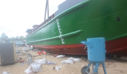 Sà lan 100 tấn đè hai người thương vong khi chuẩn bị hạ thủy