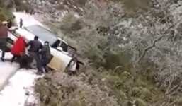 Khoảnh khắc tài xế nhảy ra khỏi chiếc xe rơi xuống dốc khi đi ngắm tuyết