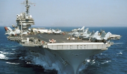 Cận cảnh tàu sân bay Kitty Hawk của Hải quân Mỹ  vượt bão 