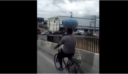 Video: Người đàn ông đội 'bom' đạp xe phăng phăng trên phố