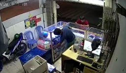 Video: Giả vờ hỏi mua rồi bất ngờ cướp điện thoại bỏ chạy