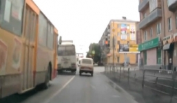 Xe khách đánh võng vượt đèn vàng ngoạn mục