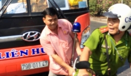 Lái xe khách phạm luật, xô đẩy cảnh sát trật tự