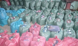 Bình Phước: Hãi hùng phát hiện 3.000 lít tương ớt không nguồn gốc