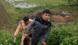 CSGT lội bùn khống chế 2 người đàn ông bỏ chạy sau tiếng hô cướp