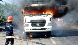 Xe tải đang chạy bỗng bốc cháy dữ dội, tài xế vội đỗ xe kêu cứu