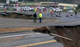 Video: Hai hố tử thần khổng lồ “nuốt” đường cao tốc Mỹ
