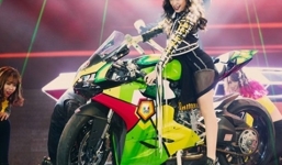 Hoàng Thùy Linh mang motor siêu khủng lên sân khấu