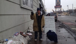 Hy hữu chàng trai ăn mày sang chảnh có web và chấp nhận quẹt thẻ