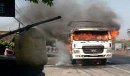 Video: Xe tải bốc cháy ngùn ngụt trên quốc lộ 1A