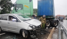 Xe Innova bị container đâm nát, kéo lê