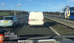 Video: Xe tải “làm lơ” không nhường đường cho xe cứu thương 