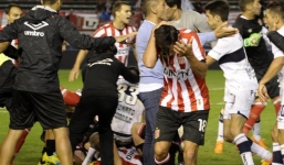 Video: Hỗn chiến kinh hoàng trên sân ở Argentina