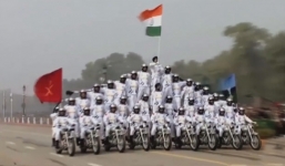 Choáng ngợp trước màn đồng diễn mô tô hoành tráng chưa từng thấy