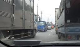 Xe tải lấn làn, đi ngược chiều bị cả đoàn xe dạy cho bài học nhớ đời