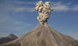 Choáng ngợp cảnh núi lửa thức giấc phun trào cột tro bụi khổng lồ