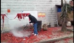 Người Việt sang Trung Quốc 'đốt tiền' với thú vui pháo nổ