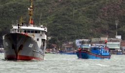 Tàu Hải quân cứu ngư dân gặp nạn ở Hoàng Sa