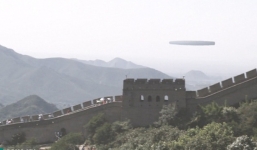 Vật thể lạ nghi UFO hình điếu thuốc bay trên Vạn Lý Trường Thành
