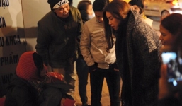 Hồ Ngọc Hà đi phát quà Tết cho người vô gia cư giữa đêm đông