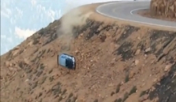 Lao ôtô xuống vực để thử độ an toàn