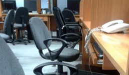 Nhân viên công sở trốn việc mua sắm, làm đẹp ngày giáp Tết