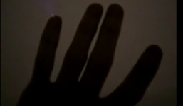 Hiện tượng lạ: ngón tay lóe sáng khi đứng trên mặt hồ đóng băng