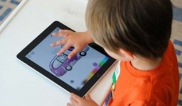 Tác hại khôn lường khi cho trẻ tiếp xúc với điện thoại sớm