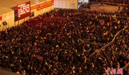 Video: Hàng trăm nghìn người về quê ăn Tết bị kẹt cứng ở nhà ga