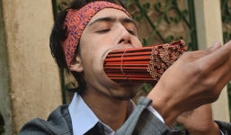 Video: Chàng trai ngậm trọn 138 chiếc bút chì