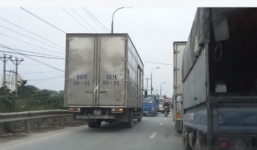 Xe tải đi ngược chiều bị cả dòng xe ép lùi lại 