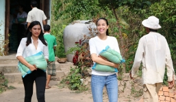 Hoa hậu Phạm Hương tự tay bê gạo tặng người nghèo