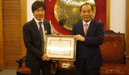 Bộ VHTTDL trao kỷ niệm chương cho HLV Toshiya Miura