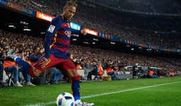 Video: Chết cười với pha ngắm thật lâu nhưng 'bắn' trượt pen của Neymar