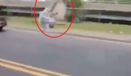 'Quái xế' bốc đầu mô tô 4 bánh và màn tiếp đất bằng lưng đau đớn