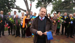 Video: Các đại sứ châu Âu “ăn phở vỉa hè, đi chợ hoa” chúc Tết Việt Nam