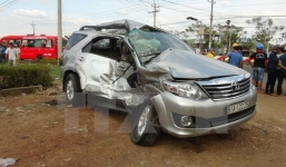 Xe khách đâm ô tô, tài xế văng xa gần 50m