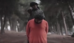 Chiến binh nhí IS chặt đầu phiến quân Syria, đe dọa lính Mỹ