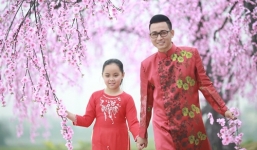Người tình trẻ của Anh Thơ quay MV tết với con gái nhỏ