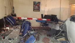 Xế hộp 'bay' vào giữa quán game, bốn người nhập viện