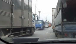 Video: Chạy ngược chiều, xe tải bị cả đoàn ôtô ép lùi lại