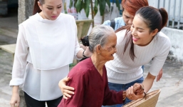 Hoa hậu Phạm Hương tự tay bê gạo tặng người nghèo