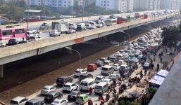Cao tốc Pháp Vân ùn tắc vì tai nạn