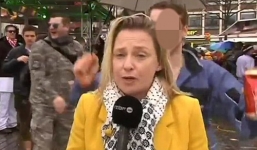 Video: Nữ phóng viên bị sàm sỡ khi đang lên sóng trực tiếp