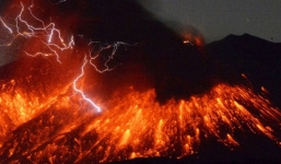 Video: Núi lửa phun trào tuôn dung nham cao 2.000m