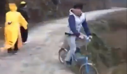 Mải ngắm 'cương thi' tung tăng, nam thanh niên lao xe xuống ruộng