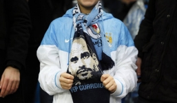 Hình ảnh Pep Guardiola xuất hiện trước trận Man City thua thảm Leicester