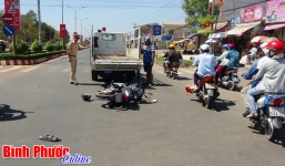 Xe máy tông thẳng vào xe tải, 2 thanh niên nguy kịch