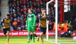 Thắng Bournemouth, Arsenal trở lại cuộc đua